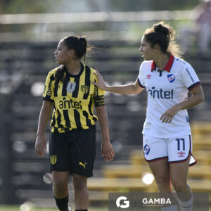 Wendy Carballo, de Peñarol, Martina Terra, de Nacional, Torneo Clasificatorio de Primera División. Estadio José Pedro Damiani.