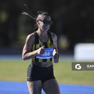 Yamila Méndez, en la final de los 3000 metros, Grand Prix Sudamericano Estrella Puente y Darwin Piñeyrúa. Pista oficial de Atletismo del Parque Batlle.