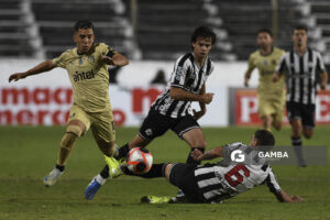TLeonardo Fernández, de Peñarol, orneo Apertura. Parque Alfredo Víctor Viera.