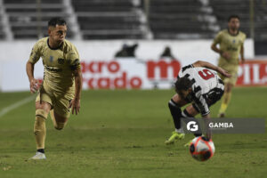 TLeonardo Fernández, de Peñarol, orneo Apertura. Parque Alfredo Víctor Viera.