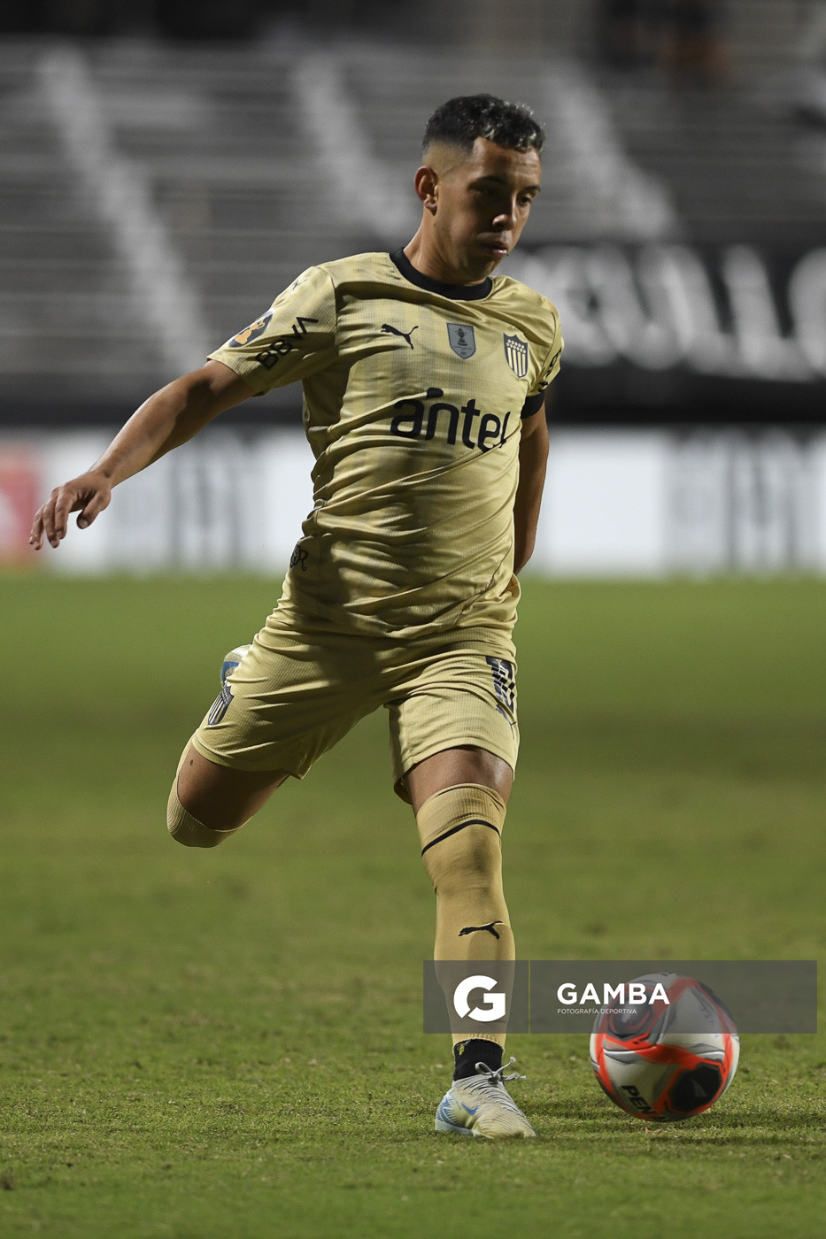Leonardo Fernández, de Peñarol, Torneo Apertura. Parque Alfredo Víctor Viera.