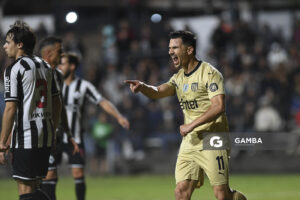 Maximiliano Silvera, de Peñarol, Torneo Apertura. Parque Alfredo Víctor Viera.