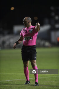 Javier Burgos, árbitro central, Torneo Apertura. Parque Alfredo Víctor Viera.