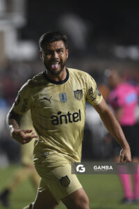 Héctor Villalba, de Peñarol,Torneo Apertura. Parque Alfredo Víctor Viera.