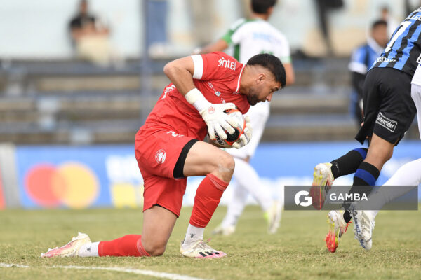 Joaquín Silva, golero de Plaza Colonia. Torneo Apertura. Estadio Belvedere.