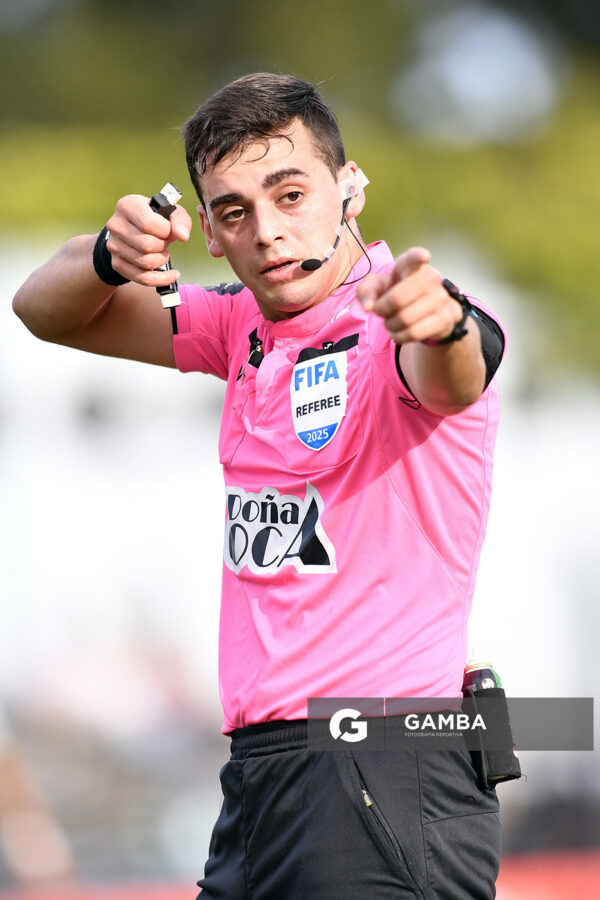 Mathías de Armas, árbitro central. Torneo Apertura. Estadio Belvedere.