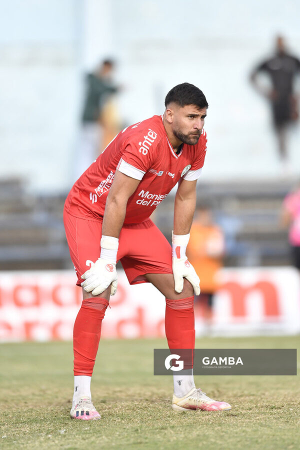 Joaquín Silva, golero de Plaza Colonia. Torneo Apertura. Estadio Belvedere.