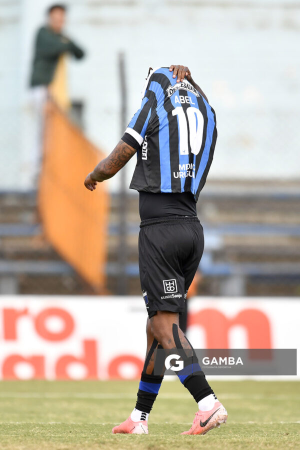 Abel Hernández, de Liverpool. Torneo Apertura. Estadio Belvedere.