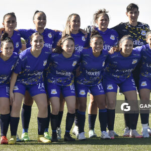 Titulares de Bella Vista. Loreana Pellejero, capitana. Luciana Gómez, golera. Campeonato Uruguayo de Fútbol Femenino. Complejo Rentistas.