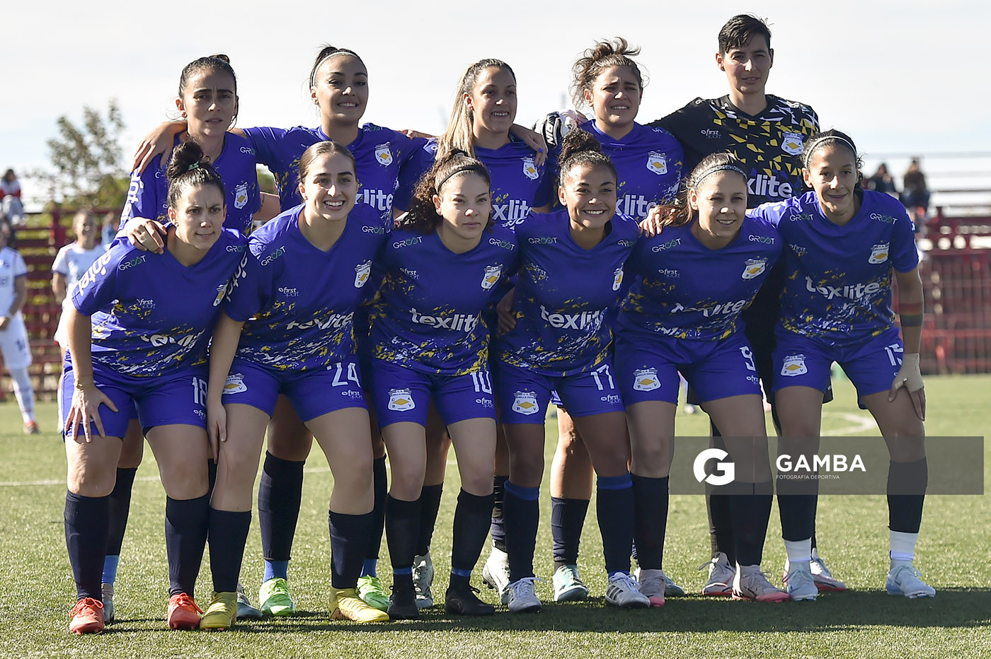 Titulares de Bella Vista. Loreana Pellejero, capitana. Luciana Gómez, golera. Campeonato Uruguayo de Fútbol Femenino. Complejo Rentistas.
