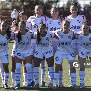 Titulares de Nacional. Josefina Villanueva, golera y capitana. Campeonato Uruguayo de Fútbol Femenino. Complejo Rentistas.