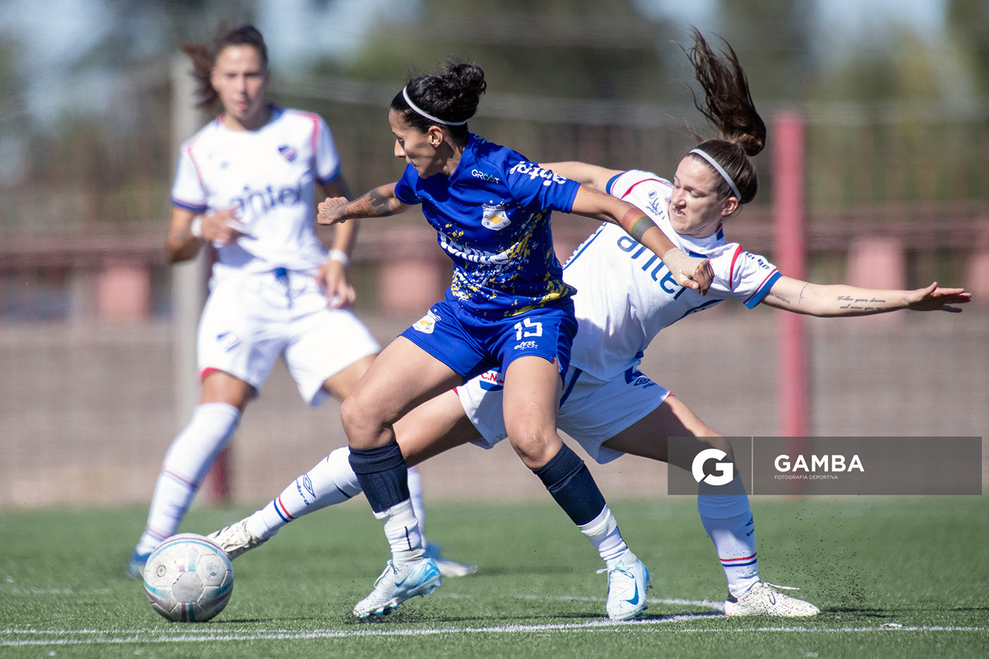 Bárbara García, de Bella Vista. Paola Fitipaldi, de Nacional. Campeonato Uruguayo de Fútbol Femenino. Complejo Rentistas.