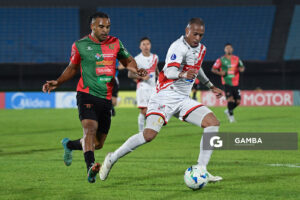 Edisson Restrepo, de Nacional Potosí. Copa Conmebol Sudamericana. Estadio Centenario.