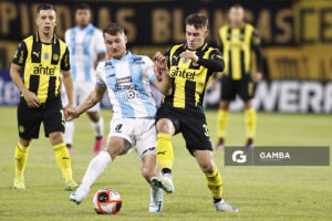 Agustín Miranda, de Cerro. Leandro Umpiérrez, de Peñarol. Torneo Apertura. Estadio Campeón del Siglo.