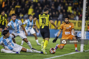 Leonardo Fernández, de Peñarol. Torneo Apertura. Estadio Campeón del Siglo.
