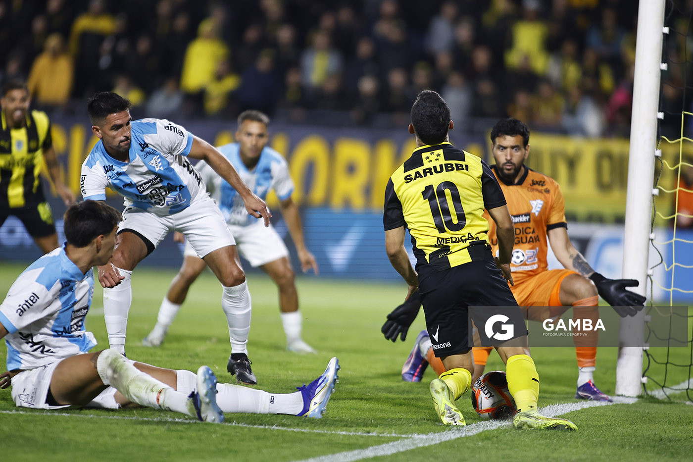 Leonardo Fernández, de Peñarol. Torneo Apertura. Estadio Campeón del Siglo.