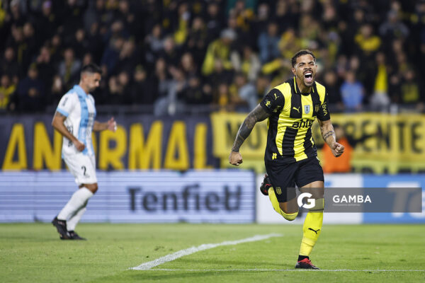 David Terans, de Peñarol. Torneo Apertura. Estadio Campeón del Siglo.
