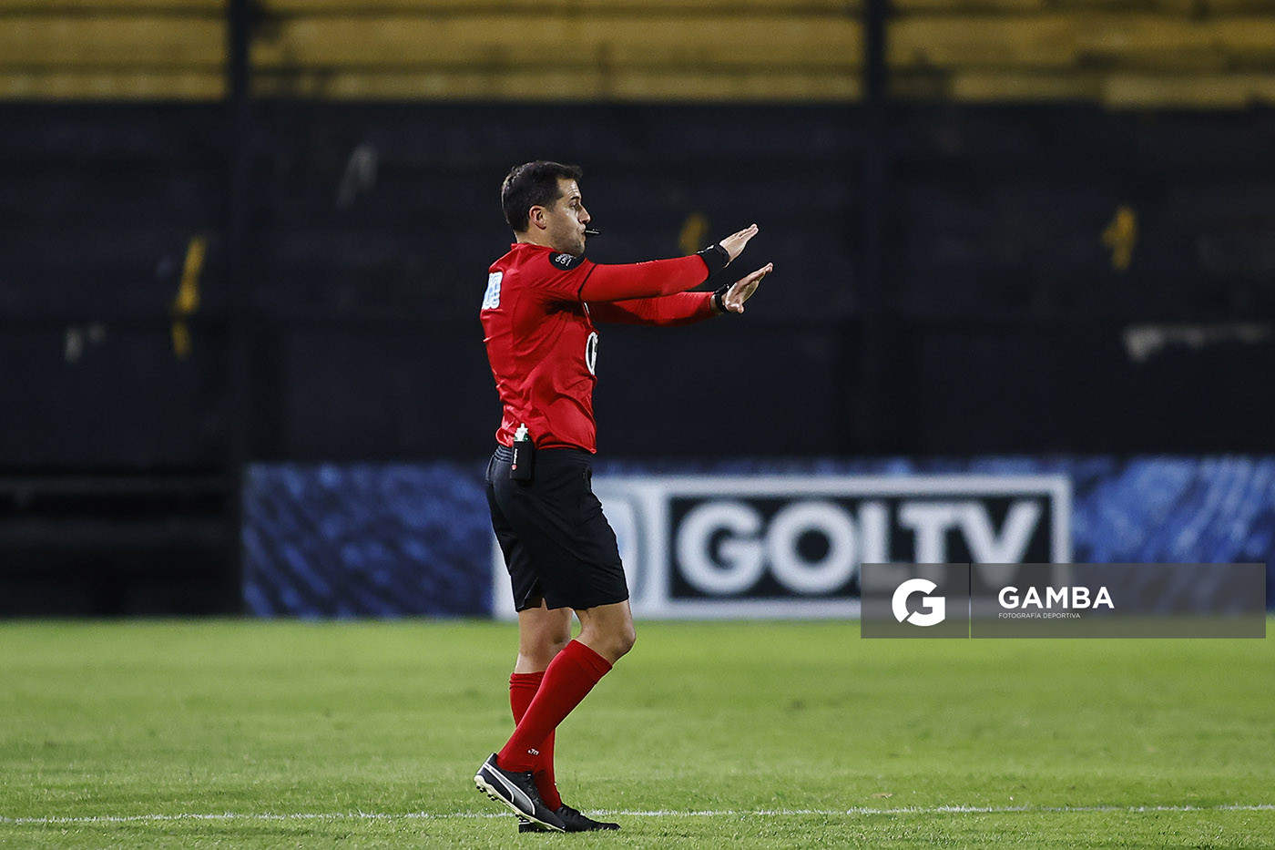 Gustavo Tejera, árbitro central. Torneo Apertura. Estadio Campeón del Siglo.