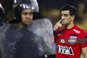 Héctor Bergaló, árbitro asistente. Torneo Apertura. Estadio Campeón del Siglo.
