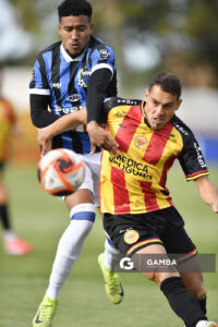 Kevin Amaro, de Liverpool. Facundo Silvera, de Progreso. Torneo Apertura. Estadio Parque Abraham Paladino.