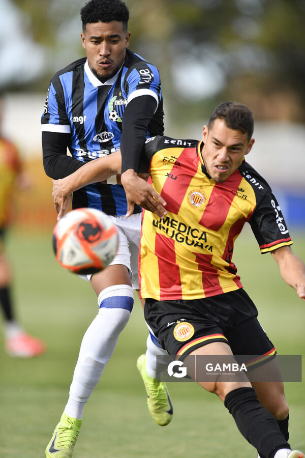 Kevin Amaro, de Liverpool. Facundo Silvera, de Progreso. Torneo Apertura. Estadio Parque Abraham Paladino.