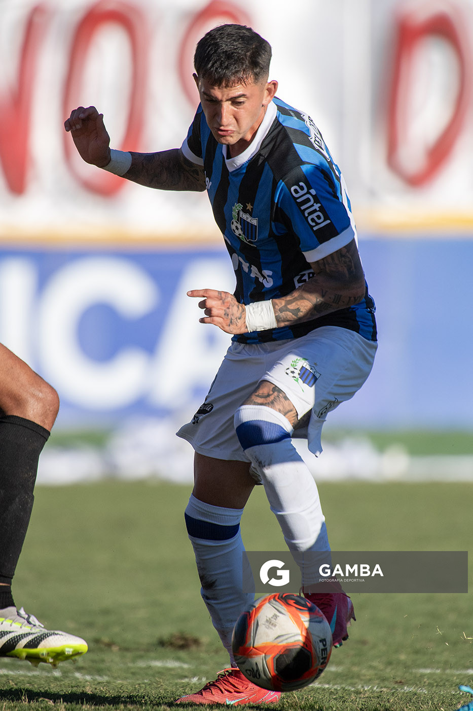 Gonzalo Nápoli, de Liverpool. Torneo Apertura. Estadio Parque Abraham Paladino.