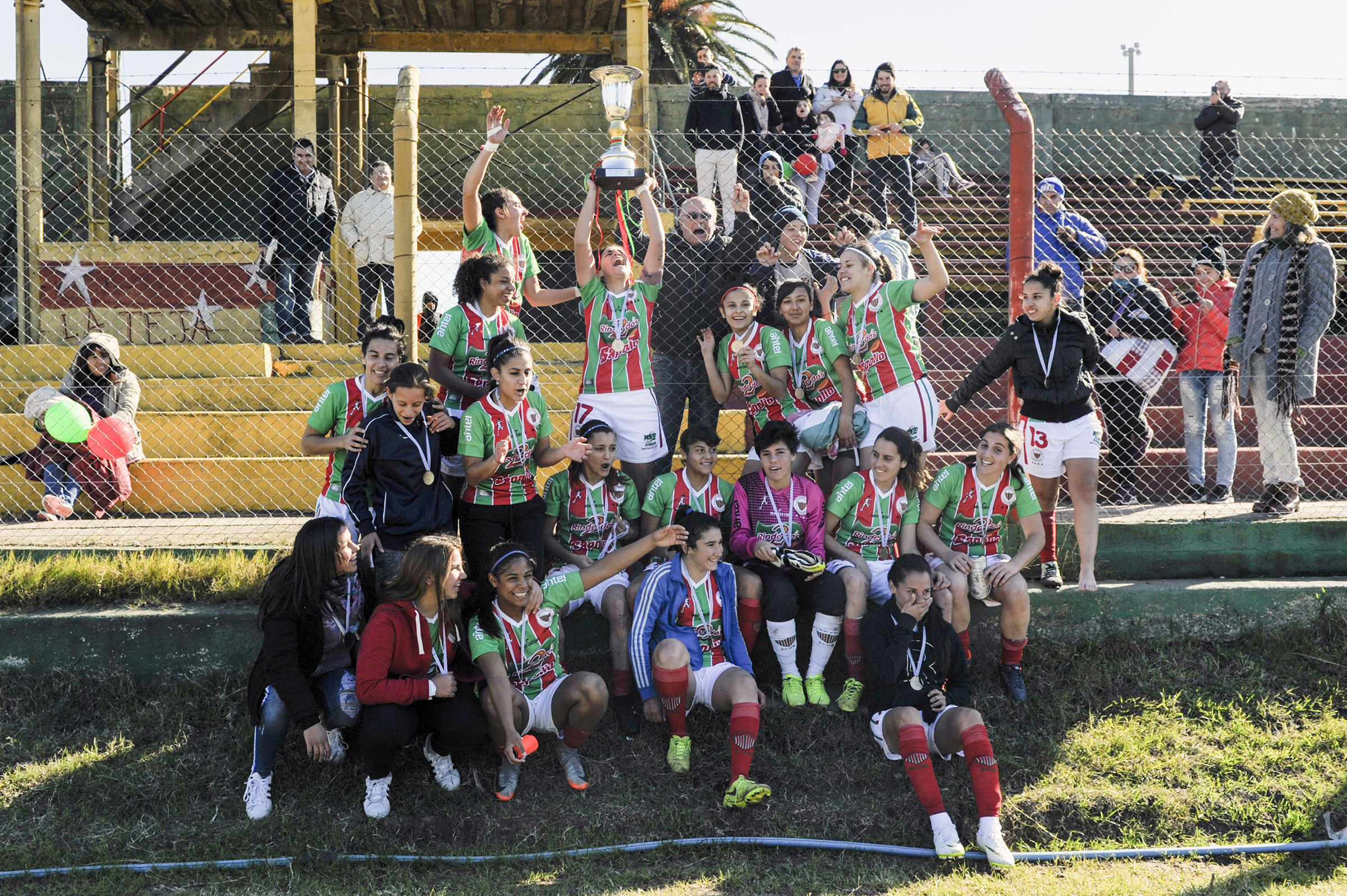 Fernando Morán-20180624FM-0573./ Jugadoras de Colón Campeonas del Torneo Apertura. Luego del partido Colón vs Nacional, final del Torneo Apertura del Campeonato “Mujeres del Uruguay” de Primera División, el 24 de junio de 2018 en el Estadio Parque Abraham Paladino./ Foto: Fernando Morán.-
.
Árbitros: Silvia Ríos, Adela Sánchez y Dahiana Fernández. Cuarto árbitro: Belén Clavijo. 
Colón 1 (Jennifer Clara) - Nacional 0. 
Colón Fútbol Club Campeón Torneo Apertura.

En la foto: Jugadoras de Colón, luego de ganar 1 - 0 a Nacional, y obtener el Torneo Apertura del Campeonato “Mujeres del Uruguay” de la Primera División A, el domingo 24 de junio en el estadio Abraham Paladino, en Montevideo. Foto: Fernando Morán.-