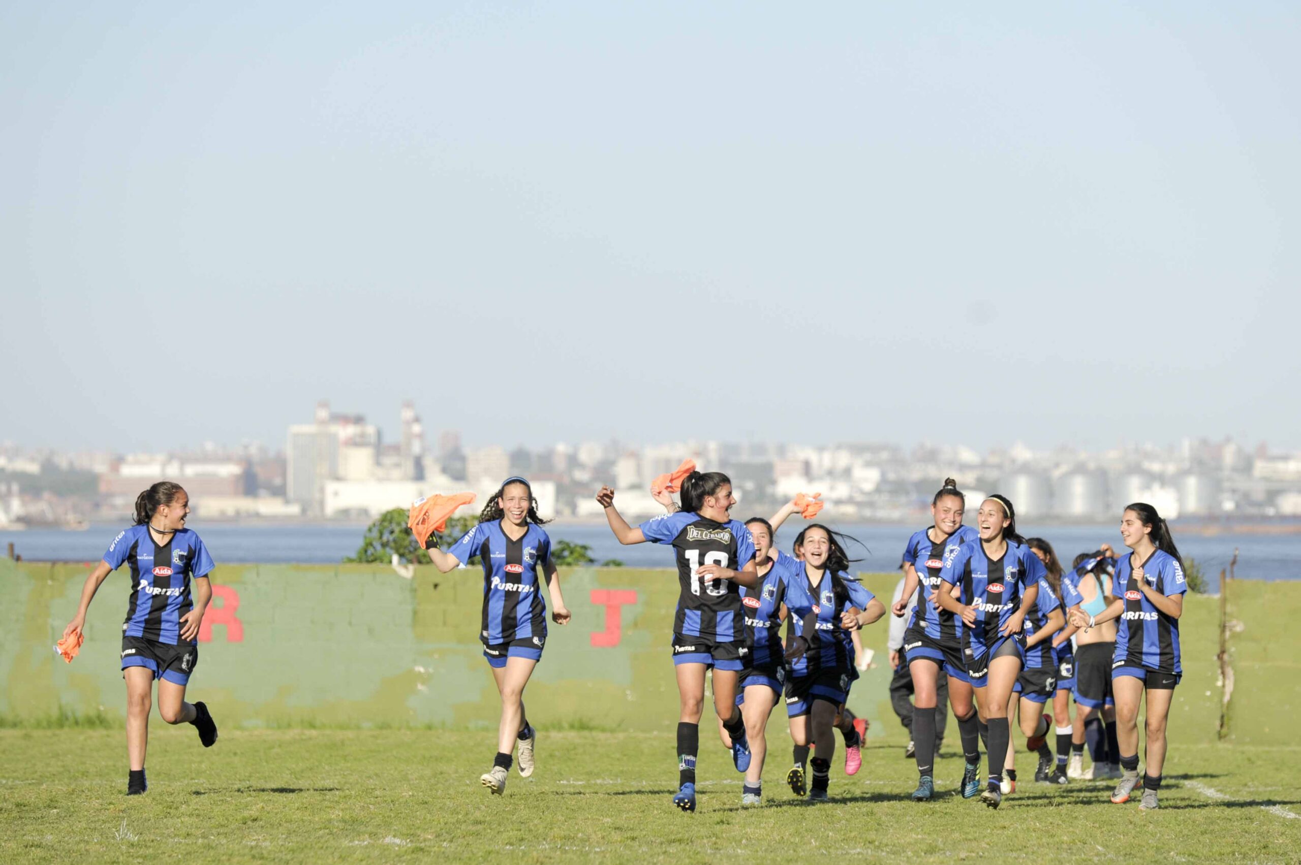 ©Fernando Morán/ URUGUAY/ MONTEVIDEO/ Liga de Fútbol Femenino.Campeonato de Fútbol Femenino 2018. Sub 16 “Rumbo al Mundial Uruguay 2018”. Copa de Oro, Final. Estadio Olímpico. Árbitros: Juan Cianni, Adela Sánchez, Daiana Fernández. Cuarto Árbitro: Sebastián Fiamene. Liverpool 3 (Martina Terra, Nikol Laurnaga x 2) – San Jacinto Rentistas 0. Liverpool FC Campeón por segundo año consecutivo de la categoría.
Sábado 6 de octubre de 2018.
Foto: Fernando Morán.


LIVERPOOL: Martina Alonso 22 (Golera), Lucía Cerna 6, Agustina Núñez 20, Claudia Bonfrisco, Angela Gómez 9, Nikol Laurnaga 13, Juliana Viera 7, Karoline Fernández 21, Solciré Pazos 8, Martina Terra 11, Victoria Martínez 5. SUPLENTES: Nataly Martínez 10, Luana Fernández 3, Camila De Souza 17, Noelia Carrere 4, Mayra Castro 10, Nicole Donato 4, Ana Nicol Aiello 16. DT: Cecilia Santo.


SAN JACINTO RENTISTAS: Inailen Rodríguez 12, Vanina Trujillo 3, Juliana Burghi 4, Sofía Riveron 20, Evangelina Yaniero 8, Sofía Saule 5, Ivana Larrosa 11, Emilia González 13, Sasha Techera 7, Rocío Cabana 10, Angela Perdomo 9. SUPLENTES: Trinidad 21, Camila Bellati 28, Candela Stramil 13, Vanina Sburlati 18, Estefani Franco 15, Ortega 6, Sofía Correa 14. DT: Sergio Torres.


EN LA FOTO: Jugadoras de Liverpool, al final del partido ante San Jacinto Rentistas, final de la Copa de Oro del Campeonato de Fútbol Femenino Sub 16, el sábado 6 de octubre en el estadio Olímpico. / Foto: Fernando Morán.
