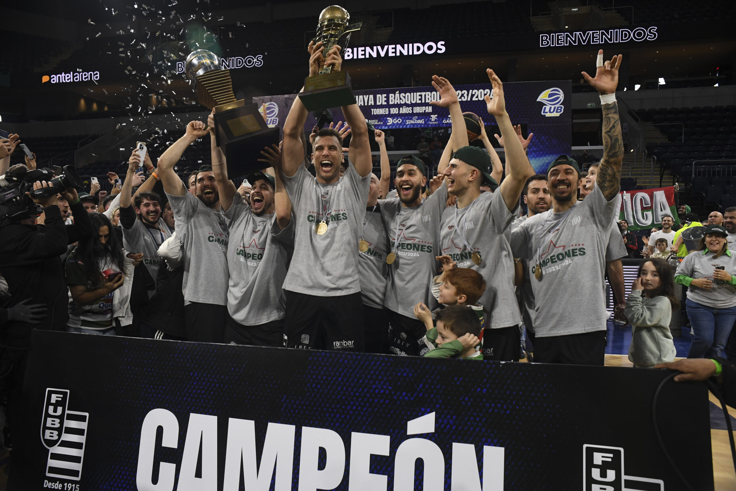 Sandro Pereyra-20240617SP-1084./ Aguada campeón de la Liga Uruguaya 2023-2024. Tras imponerse 88 a 71 a Peñarol en la quinta final y 4-1 en la serie de siete finales de la Liga Uruguaya de Basquetbol, el 17 de junio de 2024 en el Antel Arena, en Montevideo. / Foto: Sandro Pereyra, Agencia Gamba.-