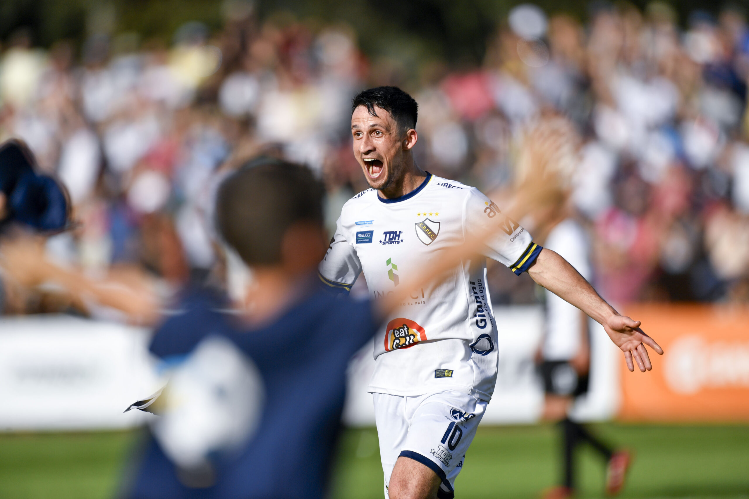 ©Fernando Morán-20240928FM-2250./ Mauro Portillo, de Porongos, tras convertir el segundo gol de su equipo durante el partido Porongos vs Melo Wanderers, revancha de las finales de la 20ª Copa Nacional de Clubes, el 28 de setiembre de 2024 en el Estadio Municipal Juan Antonio Lavalleja, en Trinidad, Flores. / Foto: Fernando Morán, Agencia Gamba.-