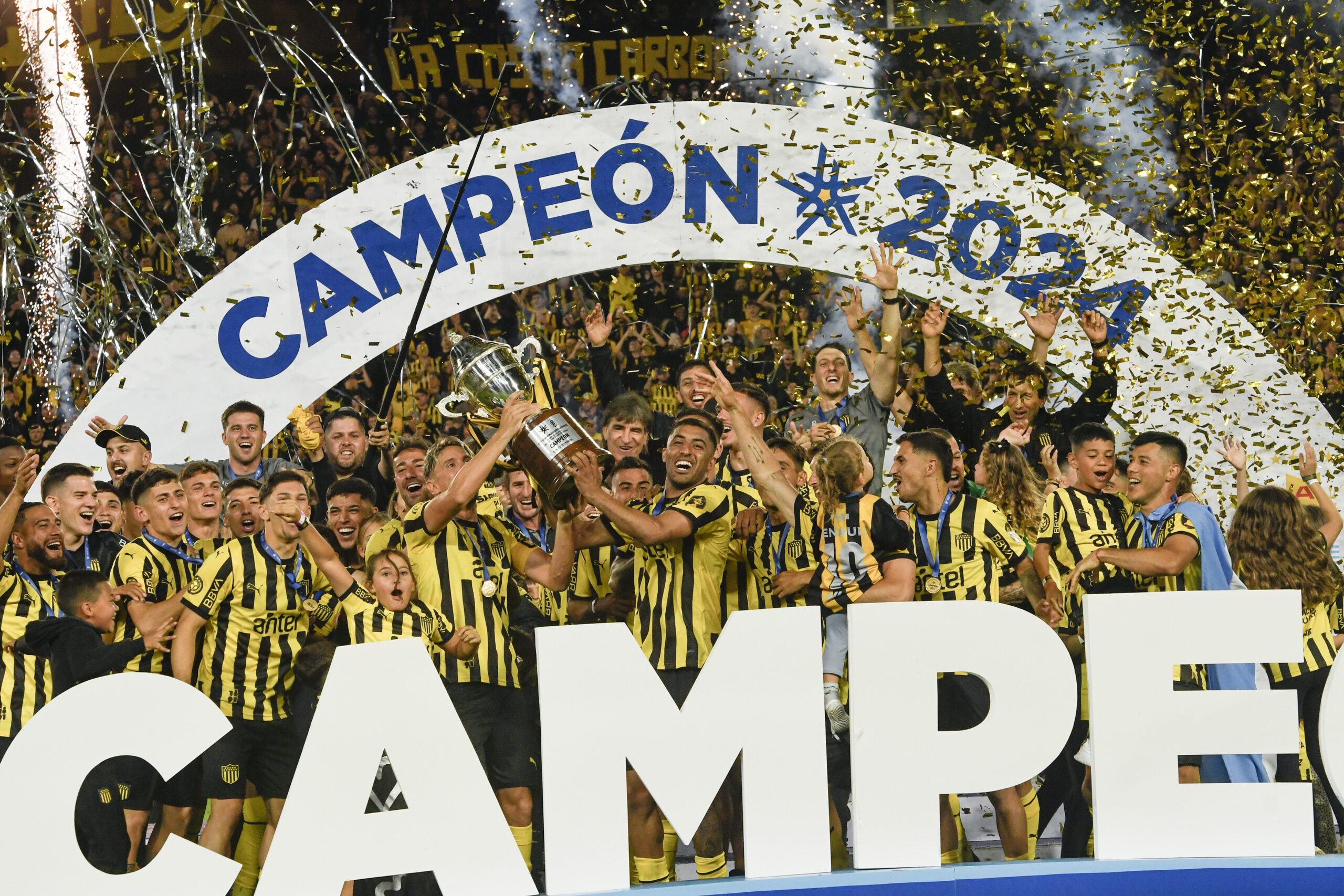 Sandro Pereyra-20241201SP-0647./ Peñarol Campeón del Campeonato Uruguayo 2024. Gastón Ramírez y Maximiliano Olivera, capitanes. Al término del partido ante Fénix por la decimoquinta fecha del Torneo Clausura, el 1 de diciembre de 2024 en el Estadio Campeón del Siglo, en Montevideo. / Foto: Sandro Pereyra, Agencia Gamba.-