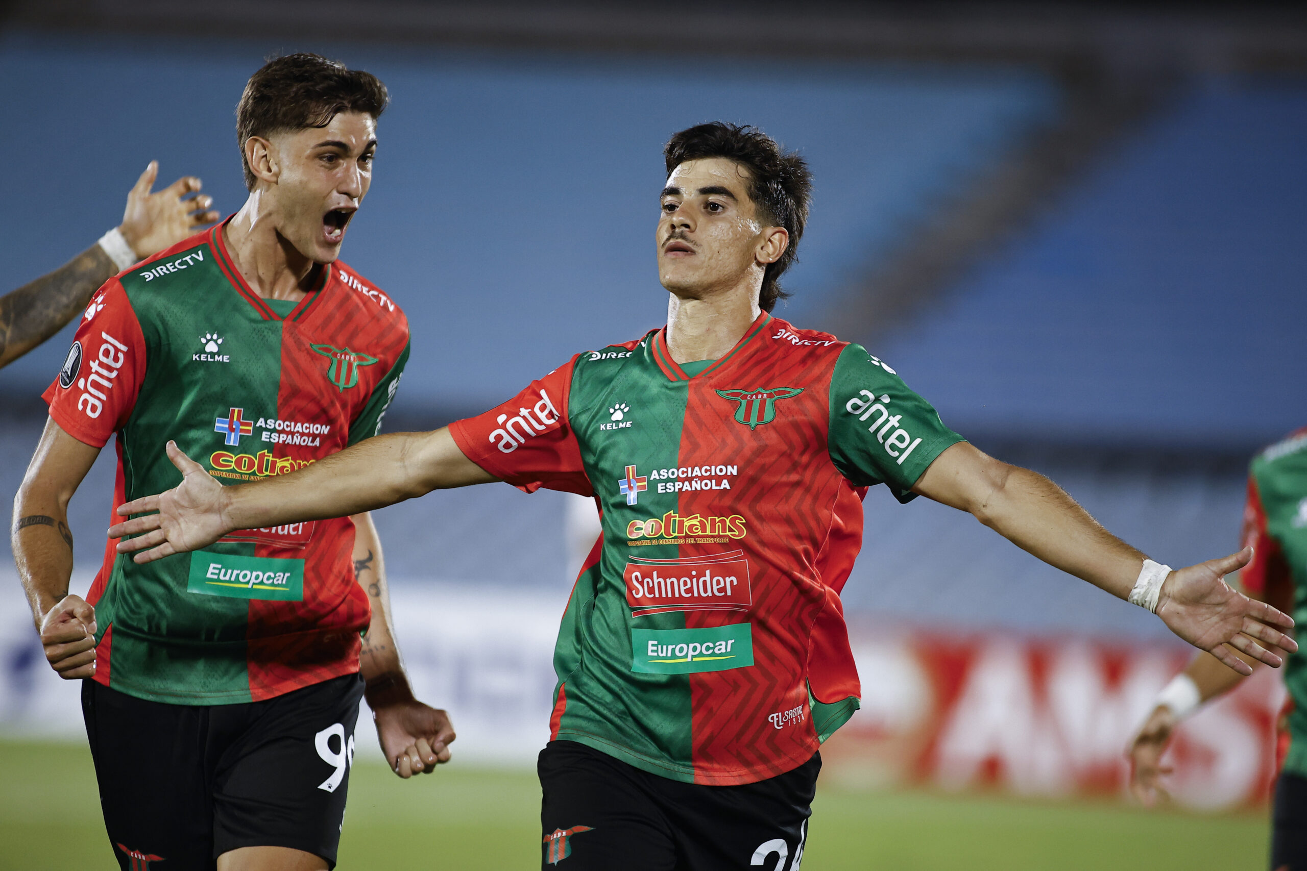 Ernesto Ryan-20250219ER-0034./ Juan Manuel Gutiérrez, de Boston River, junto a Valentín Adamo(99), tras convertir de penal el primer gol de su equipo durante el partido Boston River vs Ñublense por la Fase 2 de la Copa Libertadores, el 19 de febrero de 2025 en el Estadio Centenario, en Montevideo. / Foto: Ernesto Ryan, Agencia Gamba.-