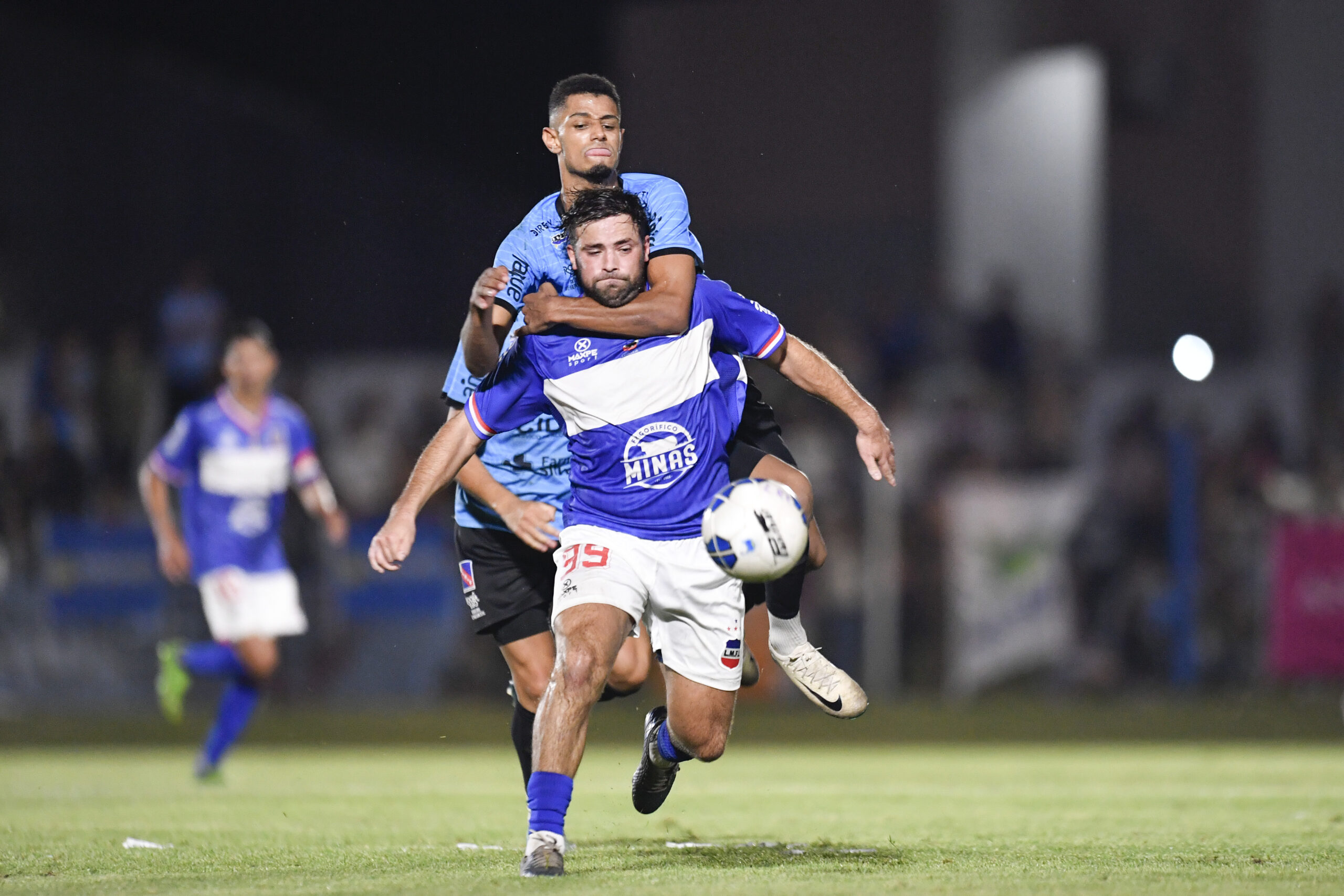 Fernando Morán-20250223FM-0876./ Germán Fernández, de Lavalleja, Lucas Acosta, de Rocha, durante el partido Rocha vs Lavalleja, ida de las finales del Regional Este de la 21ª Copa Nacional de Selecciones, el 23 de febrero de 2025 en el Estadio Dr. Mario Sobrero, en Rocha. / Foto: Fernando Morán, Agencia Gamba.-