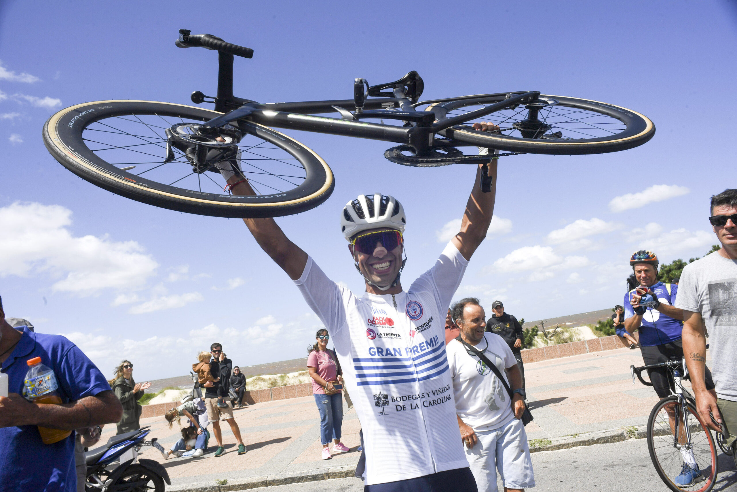 Sandro Pereyra-20250309SP-0529./ Ignacio Maldonado, de CC Punta del Este, ganador de la 53ª Rutas de América, el 9 de marzo de 2025 en Playa Carrasco, en Montevideo. / Foto: Sandro Pereyra, Agencia Gamba.-