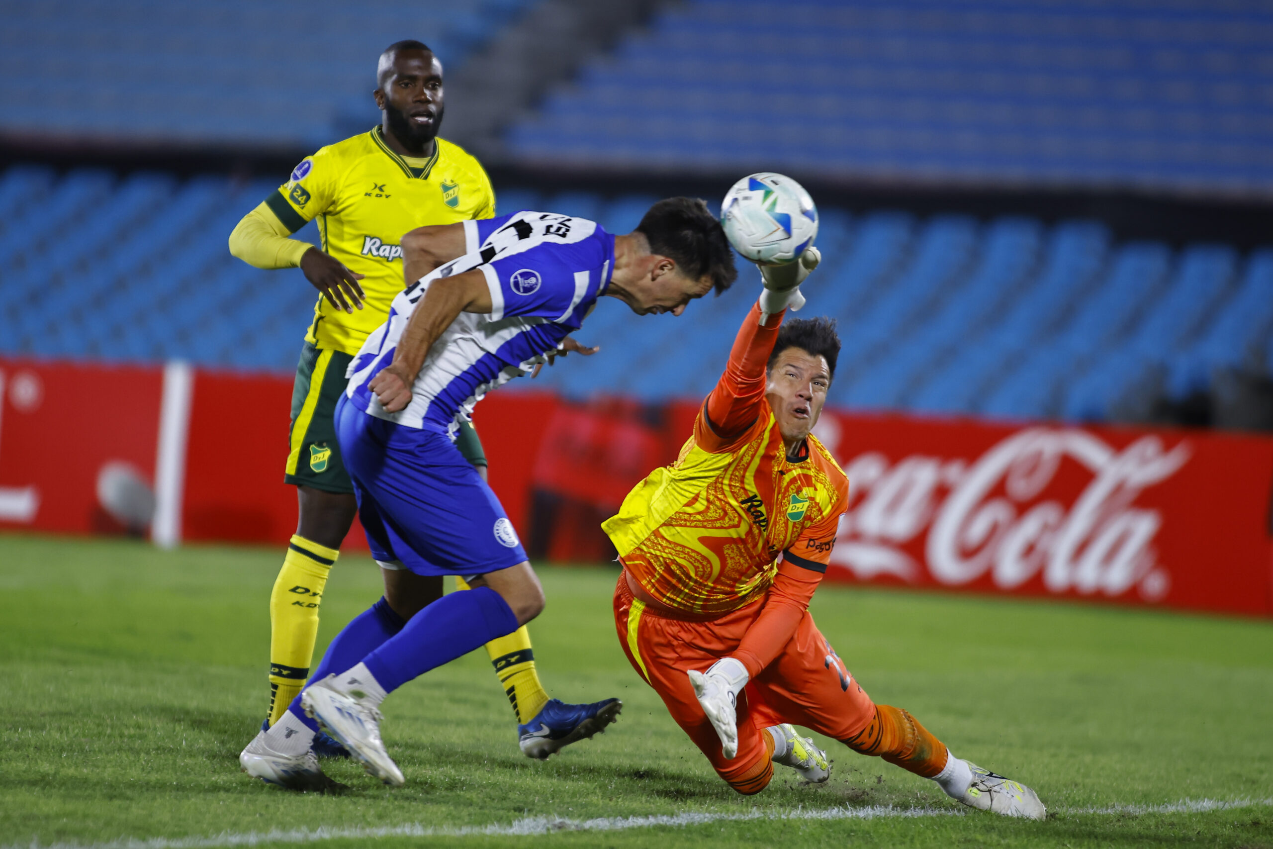 Ernesto Ryan-20250403ER-0026./ Franco Rossi de Cerro Largo, y Enrique Bologna de Defensa y Justicia, durante el partido Cerro Largo vs Defensa y Justicia por la primera fecha del grupo B de la Copa Conmebol Sudamericana, el 3 de abril de 2025 en el Estadio Centenario, en Montevideo. / Foto: Ernesto Ryan, Agencia Gamba.-