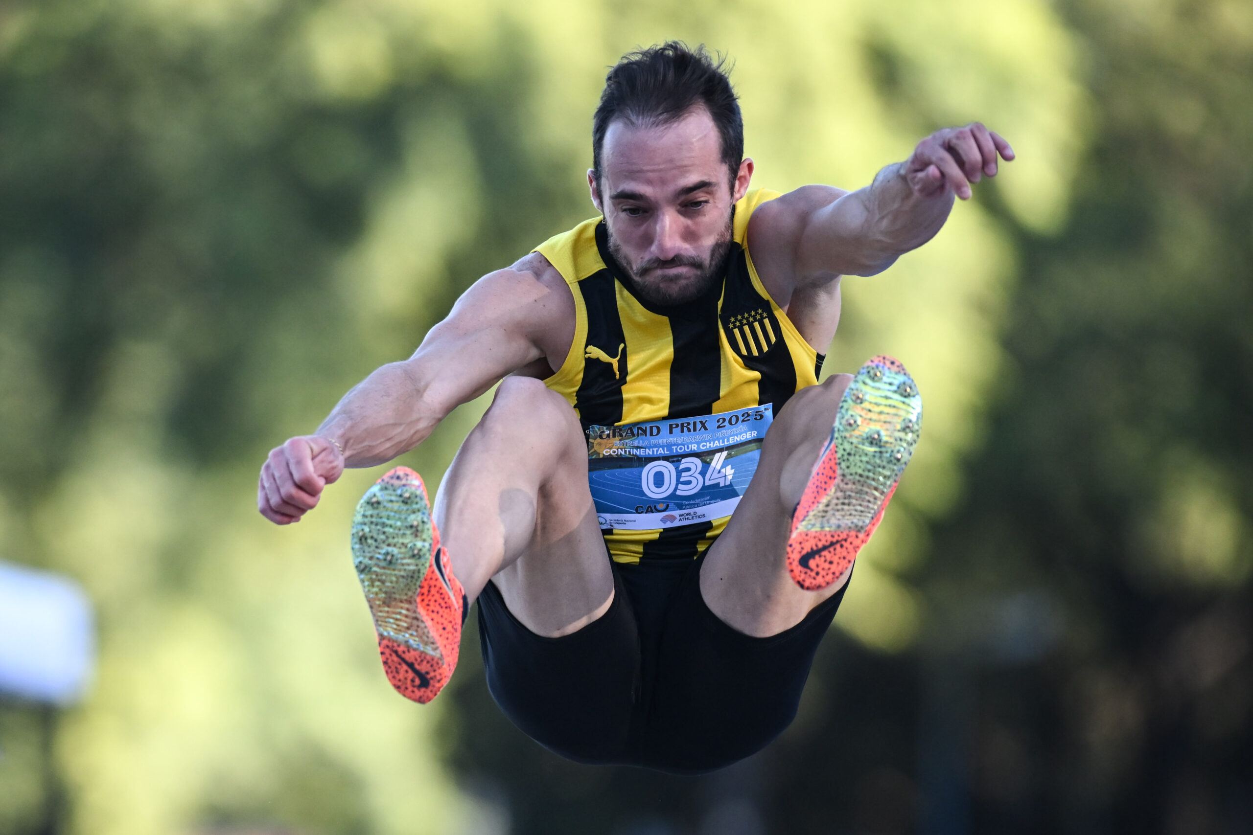 Guillermo Legaria-20250405GL-4604./ Emiliano Lasa, medalla de oro en salto largo, durante el Grand Prix Sudamericano Estrella Puente y Darwin Piñeyrúa, el 5 de abril de 2025 en la Pista oficial de Atletismo del Parque Batlle, en Montevideo. / Foto: Guillermo Legaria, Agencia Gamba.-