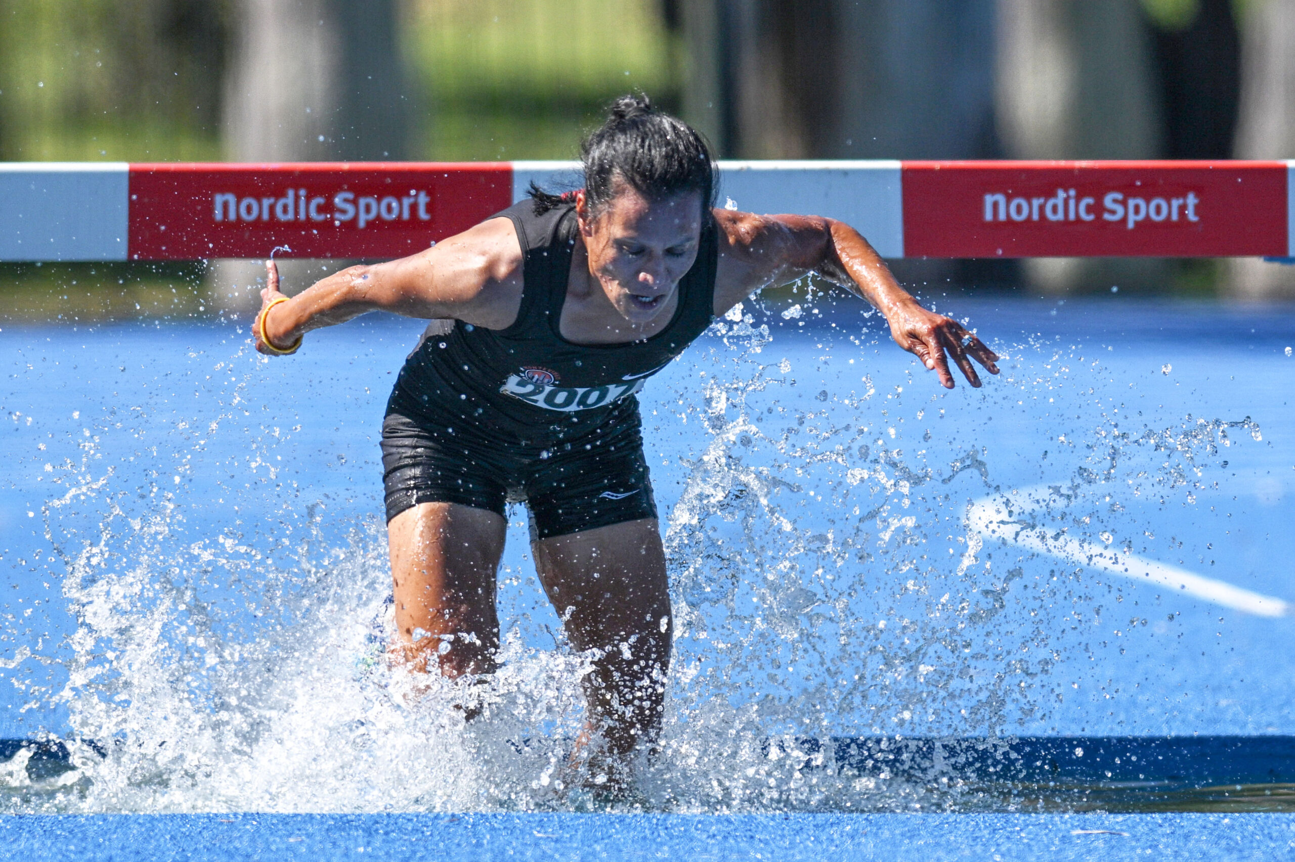 Guillermo Legaria-20250413GL-3454./ Fanny Lettieres, medalla de plata en 3000 metros con obstáculos, durante el Campeonato Nacional de Atletismo, el 13 de abril de 2025 en la Pista Darwin Pineyrúa, en Montevideo. / Foto: Guillermo Legaria, Agencia Gamba.-