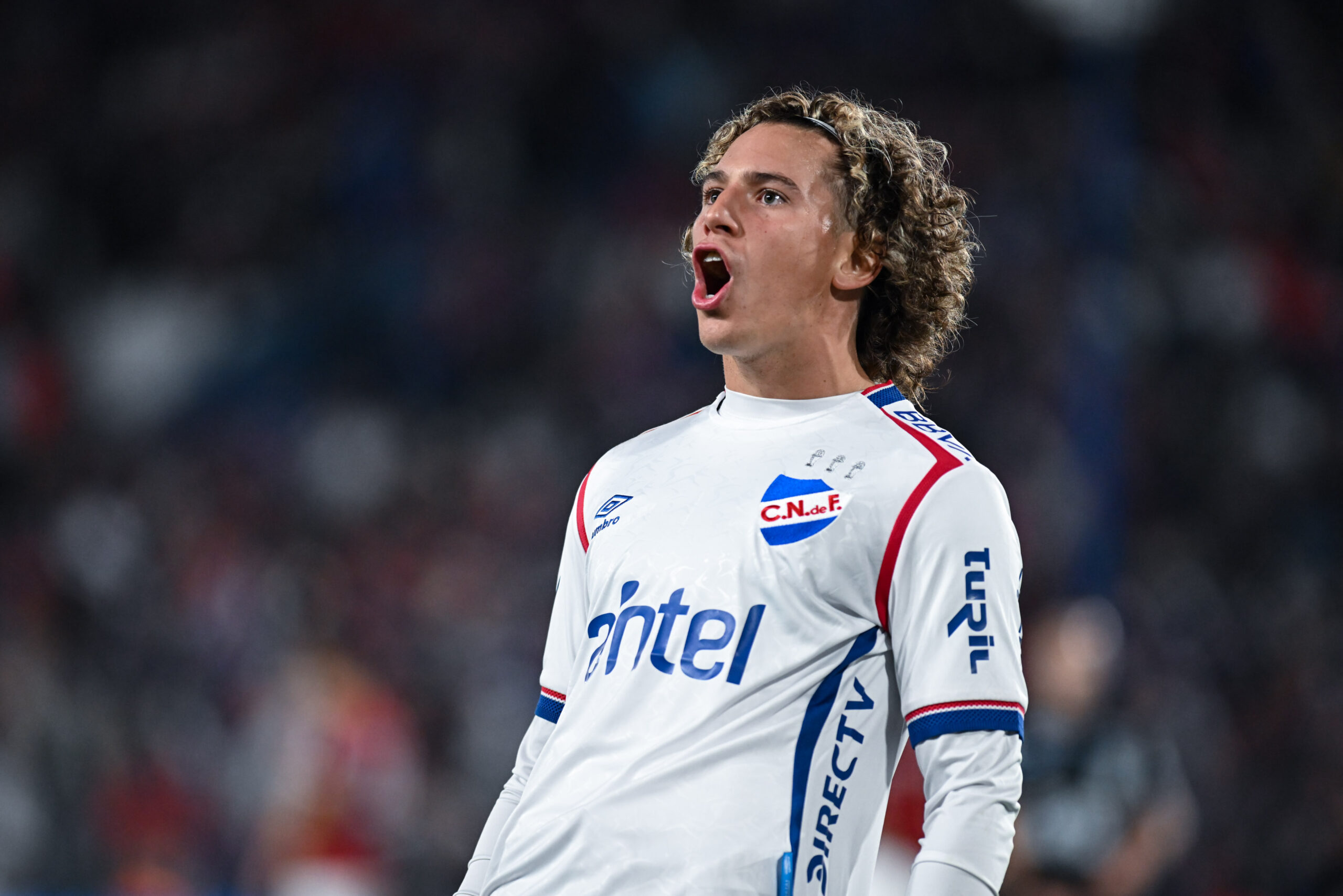 Guillermo Legaria-20250426GL-0047./ Luciano Boggio, de Nacional, tras convertir el tercer gol de su equipo, durante el partido Nacional vs Wanderers por la decimotercera fecha del Torneo Apertura - Liga AUF uruguaya 2025, el 26 de abril de 2025 en el Estadio Gran Parque Central, en Montevideo. / Foto: Guillermo Legaria, Agencia Gamba.-