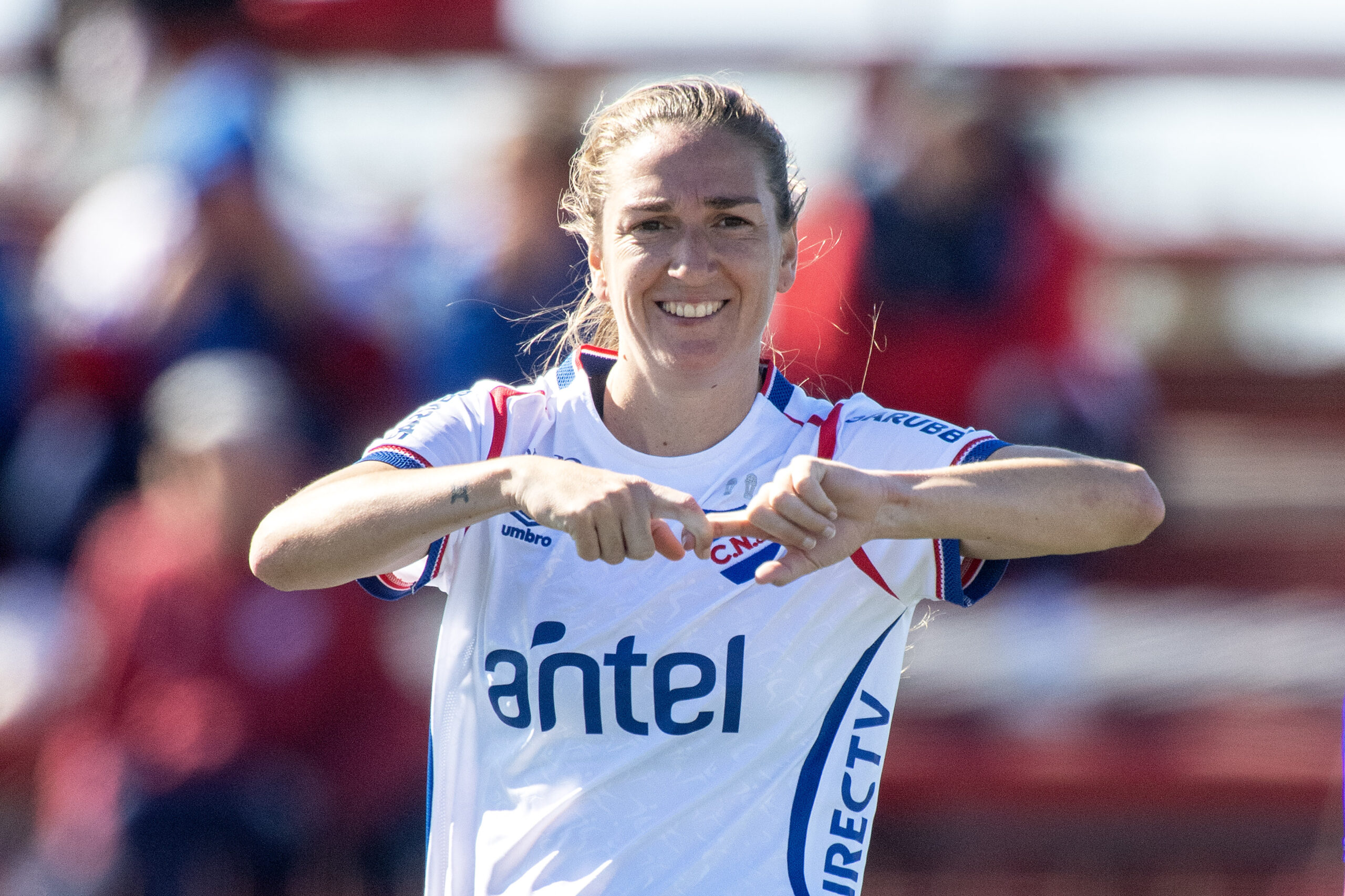 Fernando Morán-20250427FM-0170./ Sofía Oxandabarat, de Nacional, tras convertir el tercer gol de su equipo durante el partido Bella Vista vs Nacional por la primera fecha del Torneo Clasificatorio del Campeonato Uruguayo de Fútbol Femenino, el 27 de abril de 2025 en el Complejo Rentistas, en Montevideo. / Foto: Fernando Morán, Agencia Gamba.-