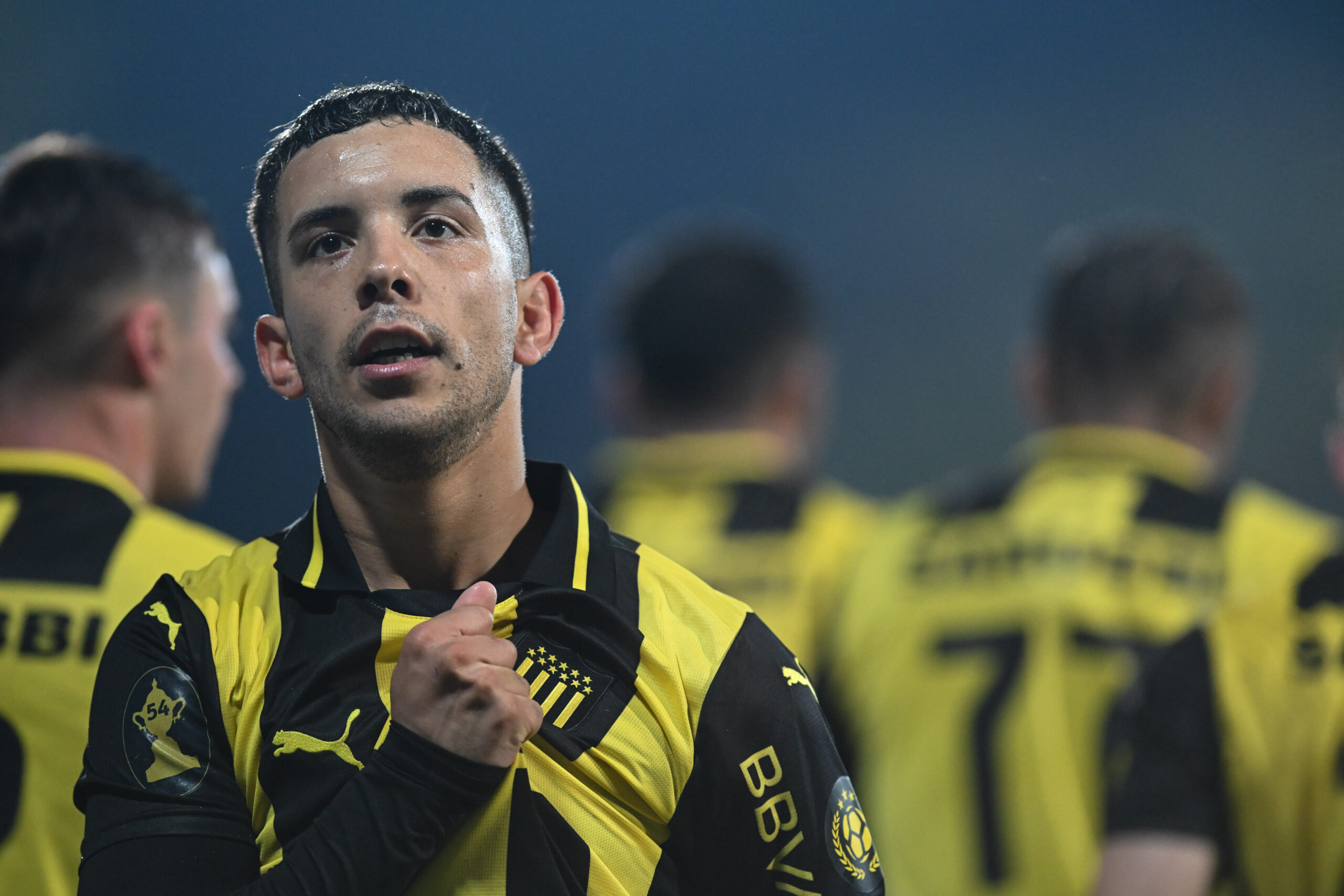 Guillermo Legaria-20250502GL-0032./ Leonardo Fernández, de Peñarol, celebra tras convertir el primer gol de su equipo durante el partido Defensor Sporting vs Peñarol por la decimocuarta fecha del Torneo Apertura - Liga AUF uruguaya 2025, el 2 de mayo de 2025 en el Estadio Luis Franzini, en Montevideo. / Foto: Guillermo Legaria, Agencia Gamba.-