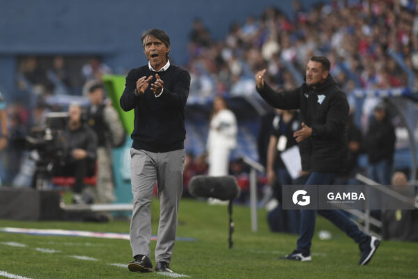 Tabaré Silva, director técnico de Cerro, Torneo Apertura. Estadio Gran Parque Central.