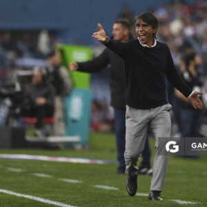 Tabaré Silva, director técnico de Cerro, Torneo Apertura. Estadio Gran Parque Central.