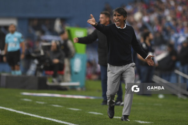 Tabaré Silva, director técnico de Cerro, Torneo Apertura. Estadio Gran Parque Central.