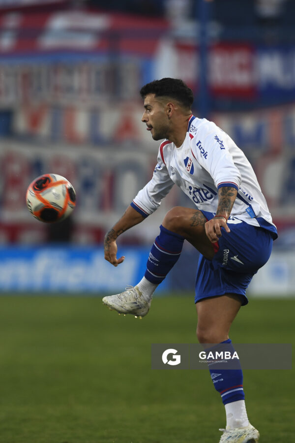 Gabriel Báez, de Nacional, Torneo Apertura. Estadio Gran Parque Central.