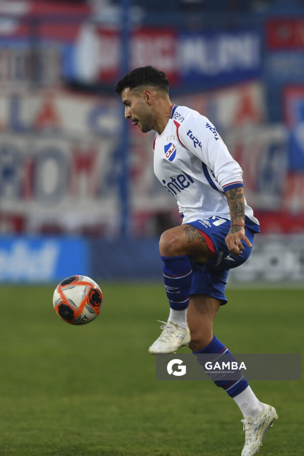 Gabriel Báez, de Nacional, Torneo Apertura. Estadio Gran Parque Central.