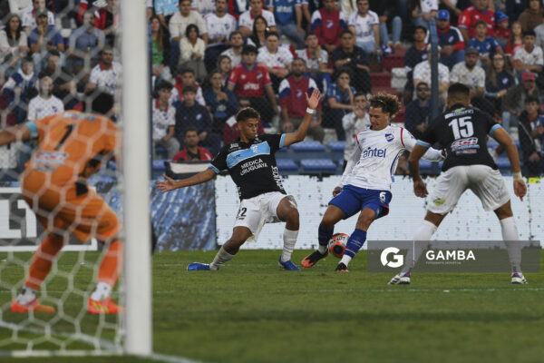 Luciano Boggio, de Nacional, Torneo Apertura. Estadio Gran Parque Central.