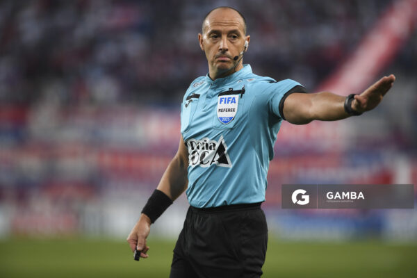 Javier Burgos, árbitro central, Torneo Apertura. Estadio Gran Parque Central.
