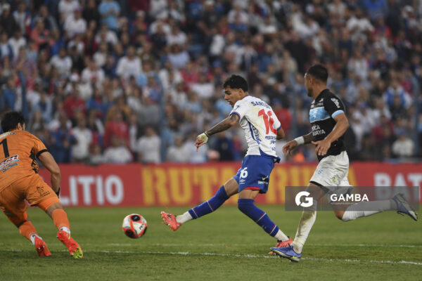 Lucas Villalba, de Nacional, Torneo Apertura. Estadio Gran Parque Central.