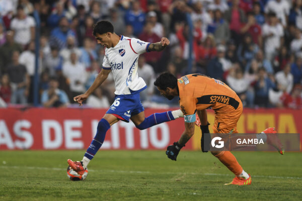 Lucas Villalba, de Nacional, Torneo Apertura. Estadio Gran Parque Central.
