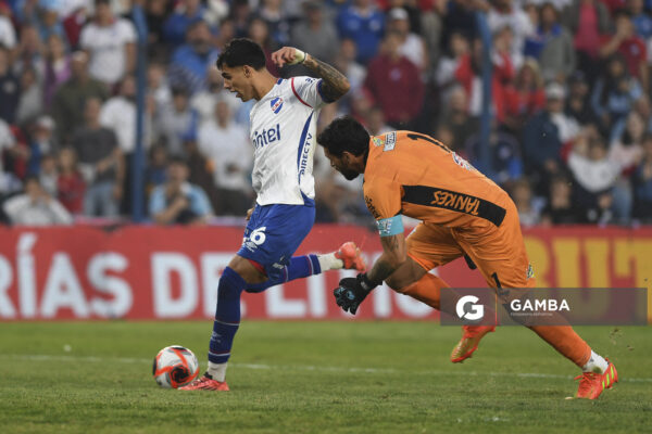 Lucas Villalba, de Nacional, Torneo Apertura. Estadio Gran Parque Central.
